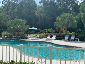Merveilleux appartement en copropriété avec piscine chauffée, terrasse et jacuzzi | Vue jardin - Image 5