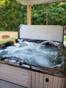 The Getaway2/ Sleeps 6/ hot tub & sauna! & more! - Image 2