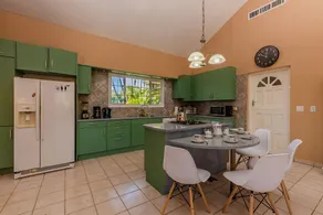 Spacious 5BR Home w/ Amazing Garden & PrivatePool - Image 5