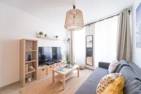 Elegant 1BR near city center • walkable - Image 2