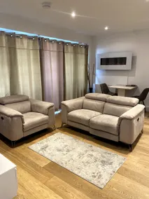 Luxury 1 Bedroom Apartment with Parking - Image 2