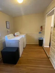 Handy Hospitality Cottage Downtown - Image 2