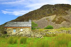 Romantic retreat, pet friendly, stunning views, log burner, walks from the door. - Image 3