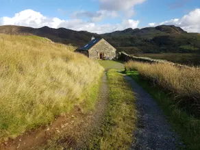 Romantic retreat, pet friendly, stunning views, log burner, walks from the door. - Image 4