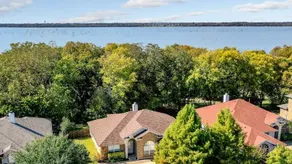 Lovely Lakeside Living - Image 4