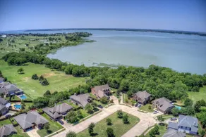 Lovely Lakeside Living - Image 5