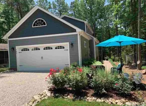 Peaceful Lakefront Retreat - Image 5