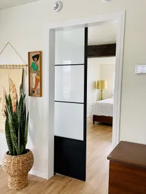 Newly Renovated - Prime downtown location. - Image 4