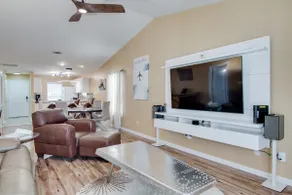 Stunning chic 2 bedroom townhouse. With hot Tub! - Image 3