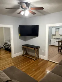 Newly renovated 3 bedroom 10 mins from downtown - Image 2