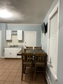 Newly renovated 3 bedroom 10 mins from downtown - Image 4