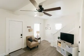 Beautiful Cape Cod House in Central Location - Image 4