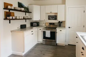 Beautiful Cape Cod House in Central Location - Image 2