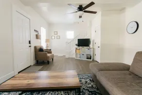 Beautiful Cape Cod House in Central Location - Image 5