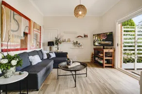 Beach 5 Mins • Stylish Dog-Friendly Holiday House - Image 2