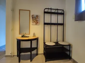 WOOD & WHITE APPARTMENT WITH 2 BEDROOMS IN CENTER - Image 4