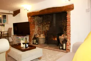 Romantic* Castle on the Hill Cottage *Framlingham - Image 3