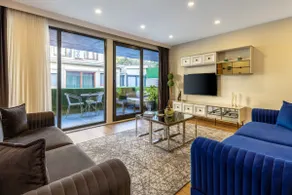 Luxury One Bedroom Apartment with Pool Access - Image 3