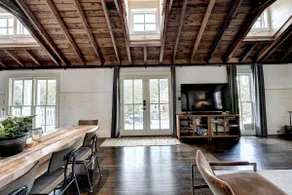 Modern Farm house in heart of the City- Sleeps 12 - Image 5