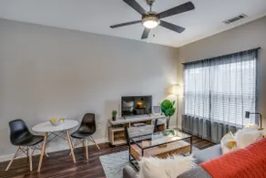 Cozy Queen Suite in Oak Lawn - Image 3