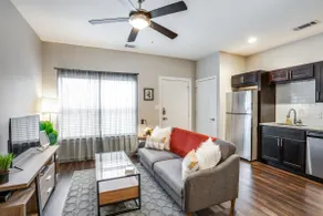 Cozy Queen Suite in Oak Lawn - Image 4