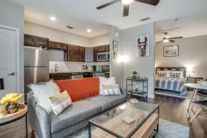 Cozy Queen Suite in Oak Lawn - Image 2