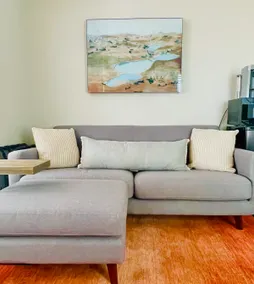 Cozy North Loop neighborhood guesthouse - Image 3