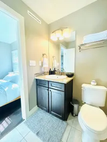 Cozy North Loop neighborhood guesthouse - Image 5