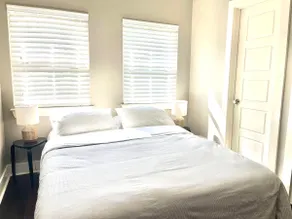 Cozy North Loop neighborhood guesthouse - Image 2