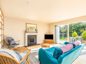 Stylish and fresh 4 bed beach house with garden - Pass the Keys - Image 2