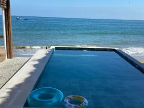 La Soñadora oceanfront house with pool - Image 3