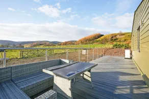 Castlehill cabin with a hot tub - Image 3