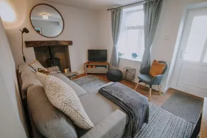 Peak District property with direct canal access - Image 2