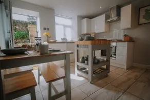 Peak District property with direct canal access - Image 4