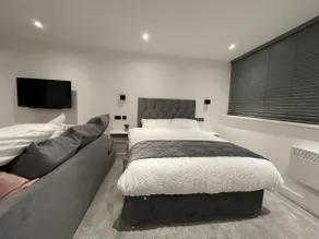 Luxury Suite - Balcony Apartment Luddenden Ft - Image 3