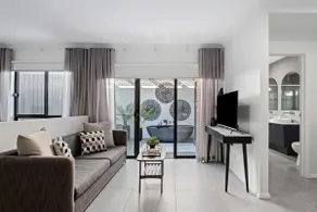 Contemporary studio on Marine - Image 3