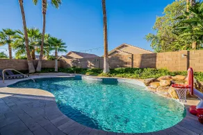 ~Heated Pool/Spa, King bed, Amazing Backyard & Location! Hiking, Biking, Parks - Image 4