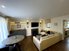 Grade II 3-bed cottage• Free parking • Sonos & 5.1 - Image 4