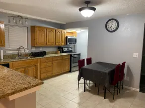 Cozy house with large free parking on premises - Image 3