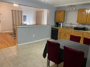 Cozy house with large free parking on premises - Image 5