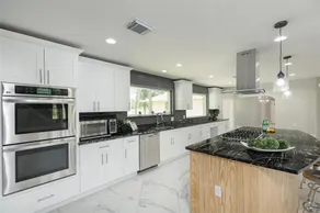 Great 5-Bedroom Bungalow sitting in 3 Acre lot - Image 4