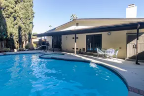4 Bedroom house large pool & spa in prime location - Image 2