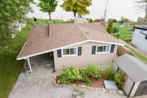 Beautiful Lakefront Cottage Stunning Views - Image 2