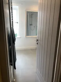 Spacious one bedroom apartment in village centre - Image 5