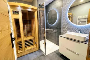 Le 7ème Art 3*, Port view and relaxation with sauna - Image 3