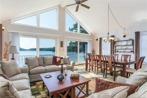 Beautiful lakefront retreat just 15 mins to casino  - Image 3