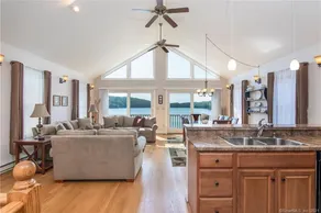 Beautiful lakefront retreat just 15 mins to casino  - Image 2