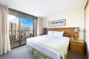 Waikiki Sunset condo w/ pool & gym access - Image 3