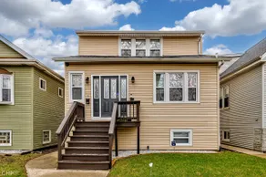 3BR/2BA Dual-Level w/ King Bed, TVs & Washer/Dryer - Image 4