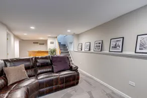 3BR/2BA Dual-Level w/ King Bed, TVs & Washer/Dryer - Image 2
